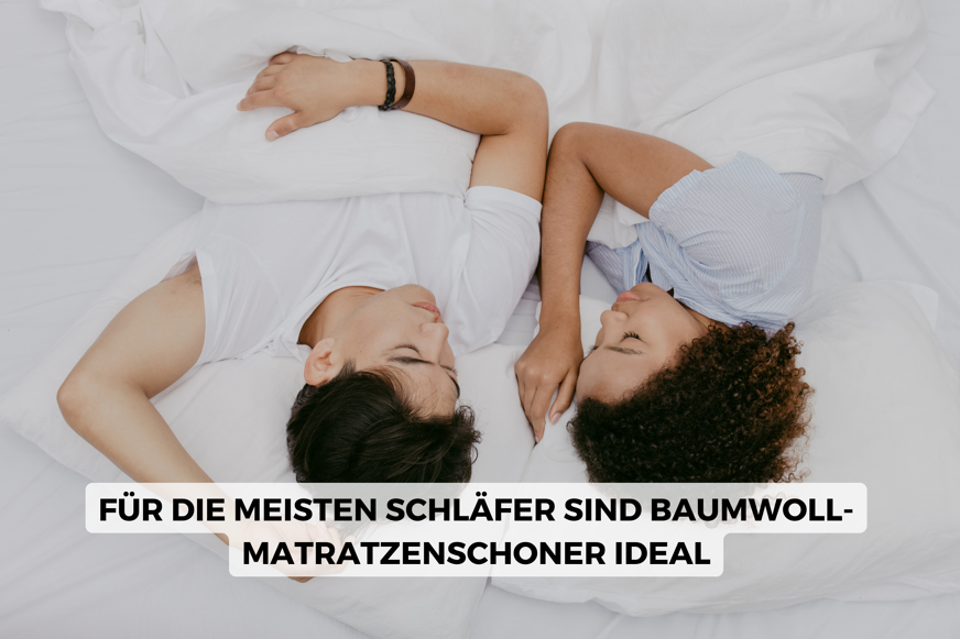 Paar schläft im Bett auf einem Baumwoll Matratzenschoner